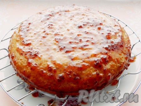 Нижний корж торта смазать вареньем.
