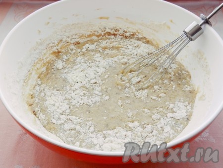 Добавить яйца в смесь кефира и варенья, перемешать. Постепенно добавить муку. Взбить все вместе, чтобы смесь была однородной.