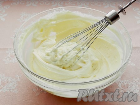 Для крема смешать творог со сметаной и сахарной пудрой.