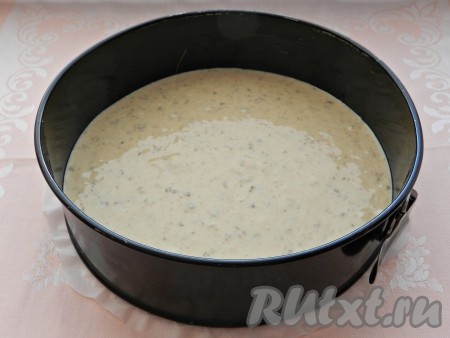 Форму для выпечки смазать растительным маслом. Вылить половину теста и поставить в разогретую до 180 градусов духовку на 25 минут.