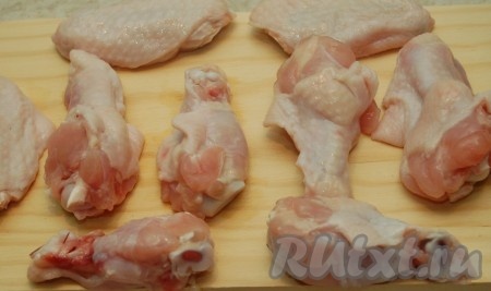 Приготовим крылышки, разделав их на суставчики.