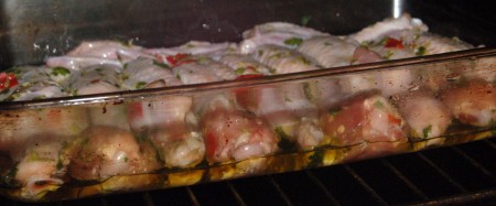 Отправить запекаться куриные крылышки в духовку при температуре 200 градусов на 40 минут.