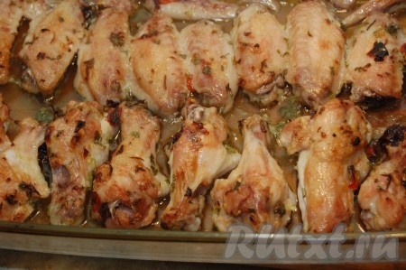 Через 40 минут достаем куриные крылышки из духовки.