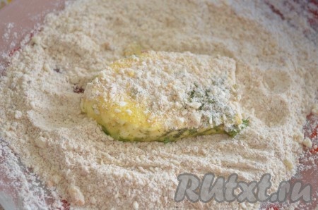 Затем обвалять с двух сторон в смеси муки и панировочных сухарей.