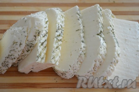 Сыр нарезать на ломтики толщиной примерно 5 миллиметров. Нож при этом лучше смачивать водой.
