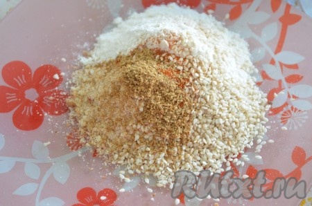 В отдельной миске смешать муку, панировочные сухари, специи (в качестве специй я использовала 0,5 чайной ложки молотой сладкой паприки и 0,3 чайной ложки молотого кориандра), кунжут, перемешать.