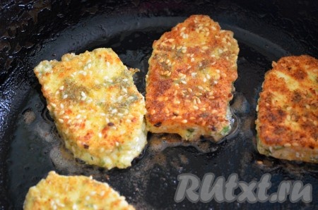 Жарить адыгейский сыр в разогретом масле с двух сторон на небольшом огне до золотистого цвета.
