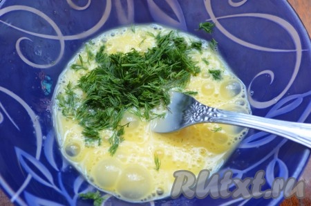 Яйцо взбить вилкой в глубокой ёмкости, при желании посолить, добавить нарезанную зелень, перемешать.