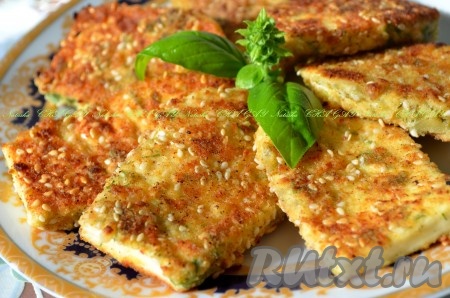 Вот и всё. Быстро и вкусно. Подавать аппетитный адыгейский сыр, жареный в панировке, можно с овощами или любым соусом, даже сладким. Надеюсь, вам также, как и нам, понравится этот рецепт!