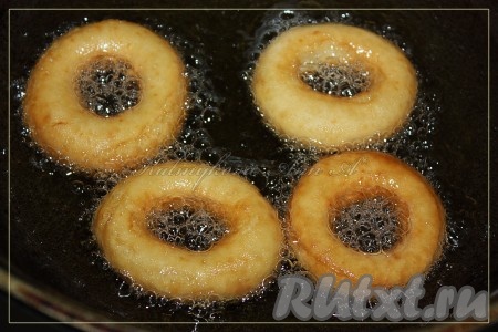В сковороде или сотейнике раскалить растительное масло. Аккуратно выкладывать пончики в горячее масло и жарить до золотистого цвета с двух сторон. Готовые пончики на кефире откинуть на бумажное полотенце для удаления лишнего жира.
