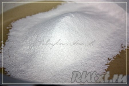 Всыпать просеянную муку и замесить тесто.
