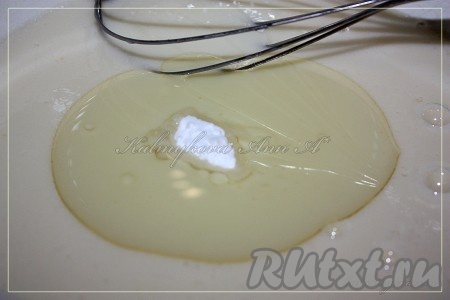 Добавить растительное масло и соду.
