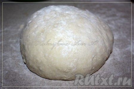 Тесто&nbsp;для пончиков должно быть гладким и отлипать от рук.
