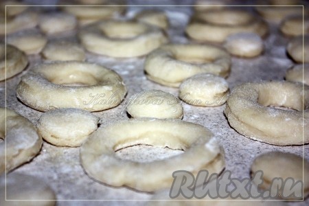 Из остатков теста снова раскатать пласт и вырезать еще пончики.
