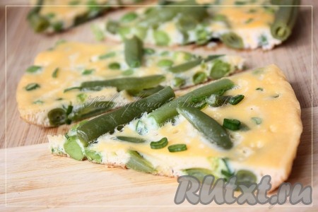 Яркий, вкусный омлет с горошком и стручковой фасолью готов. Приятного аппетита!
