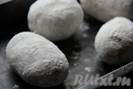 Хорошенько несколько раз встряхнуть пакет, чтобы картошка полностью (как на фото) покрылась смесью муки и соли. Выложить картофель на противень.