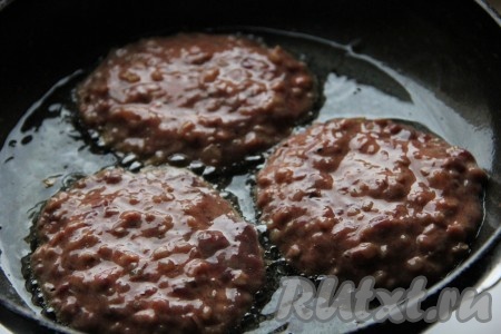 На сковороде разогреть растительное масло. С помощью столовой ложки выкладывать по 1-1,5 столовых ложек печёночного теста в виде круглых оладий. Жарить оладушки на среднем огне до золотистой корочки с двух сторон (примерно по 2-3 минуты с каждой стороны). Готовые оладьи должны быть полностью прожарены внутри, но и пересушенными они быть не должны. Оладьи со сковороды перекладывать на бумажные салфетки, чтобы убрать лишнее масло, а после этого выкладывать на тарелку для подачи. Перед жаркой очередной порции оладушек обязательно нужно перемешивать печёночное тесто. Постепенно пожарить все оладьи.