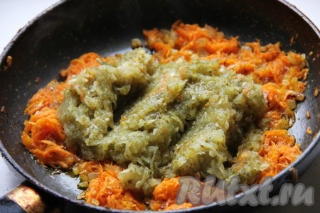 Солёные огурцы натереть на мелкой тёрке, отжать от сока и добавить в сковороду к морковке с луком. Потушить овощи, помешивая, пока не выпарится лишняя жидкость (минуты 2-3), затем убрать с огня, дать остыть.