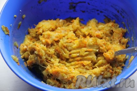 Толчёную картошку выложить в миску, добавить обжаренные огурцы с морковкой и луком, перемешать, всыпать чёрный молотый перец и соль по вкусу, снова перемешать и начинка для пирожков готова.