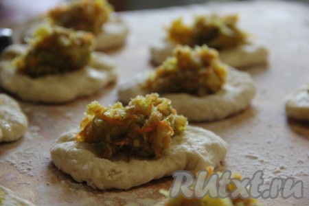 Отдохнувшее тесто разделить на 17 частей. Каждую часть теста на присыпанной мукой поверхности раскатать в круг, в центр которого выложить 1 чайную ложку начинки.