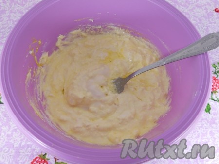 В творожную массу добавить соду, гашеную уксусом, подсолнечное масло и немного соли. Перемешать.
