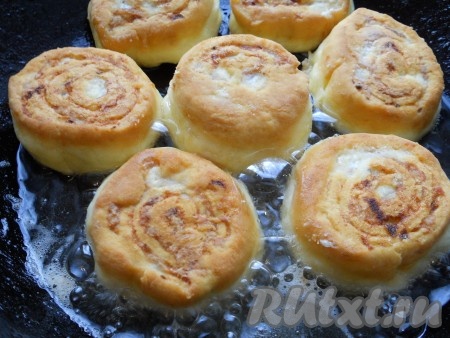 Жарить ленивые шанежки в достаточном количестве растительного масла (можно и во фритюре), на небольшом огне, до румяного цвета с двух сторон.
