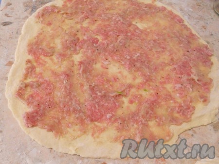 Хорошенько фарш перемешать. Тесто разделить на 2 части. Каждую часть раскатать в пласт или лепешку толщиной около 0,5 см. Сверху выложить слой фарша по всей лепешке.
