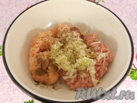 К фаршу добавить натертый на терке или пропущенный через мясорубку репчатый лук, посолить и поперчить.