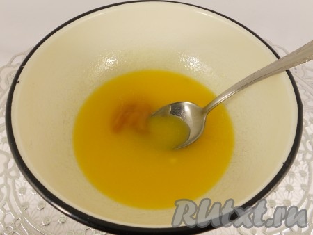 Добавить мед. Хорошенько перемешать до растворения меда.