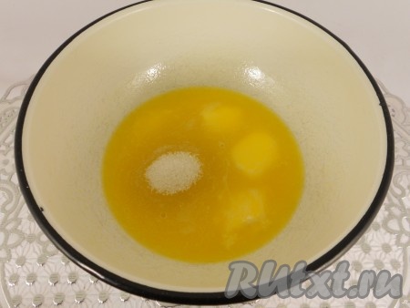 Маргарин растопить и смешать с сахаром.