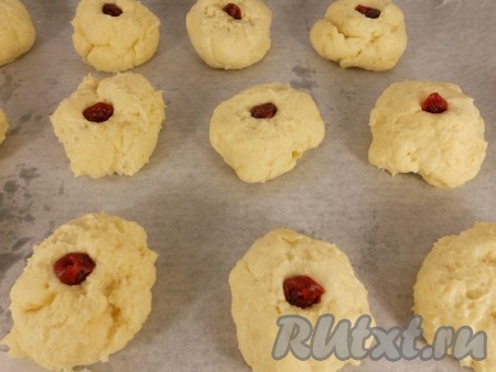 В серединку комочков теста (по желанию) поместить по ягодке вяленой вишни или изюма.
