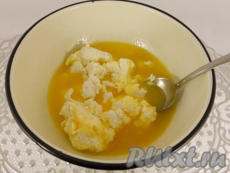 Добавить творог, также хорошо все перемешать.