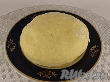 Далее всыпать частями просеянную с разрыхлителем муку, постепенно замешивая тесто. Муки может понадобиться больше или меньше. Тесто должно быть мягким, но не липким.
