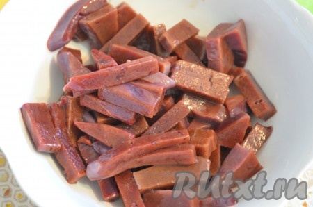 Печень порезать небольшими кусочками.