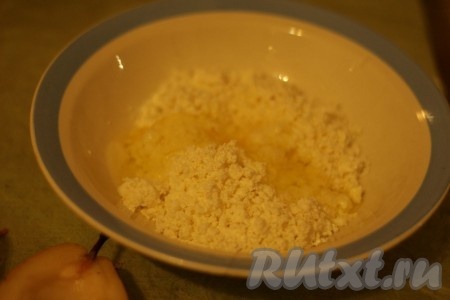 Творог смешать с белком, медом и пряностями. 