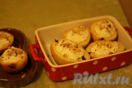 Выложить в огнеупорную форму и посыпать орешками. 