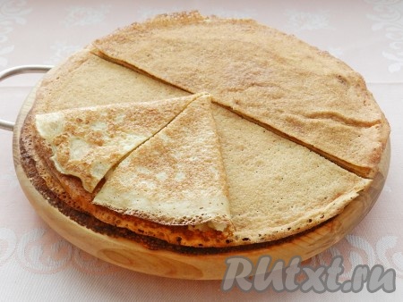 Свернуть сначала уголки с двух сторон, затем треугольником внутрь. Немного прижать рукой.