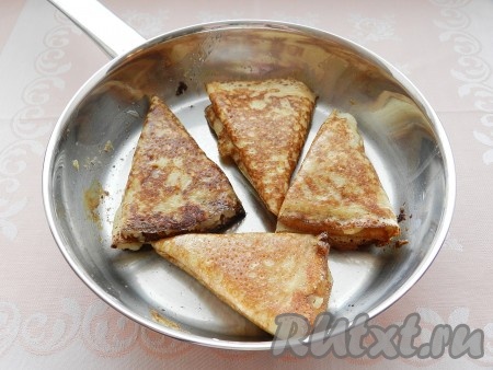 Перед подачей обжарить блинчики с картофельной начинкой на растительном масле с двух сторон.