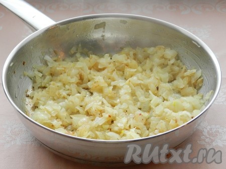 Лук очистить, мелко нарезать и обжарить на растительном масле на среднем огне до золотистого цвета, периодически перемешивания (на обжаривание потребуется минут 7-8).