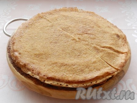 Блины приготовить по своему любимому рецепту. Я готовила блины на простокваше, можно использовать рецепт блинов на топлёном молоке или другой. Блины разрезать пополам.