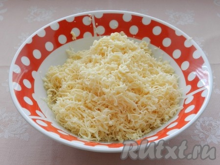Сыр натереть на мелкой тёрке.