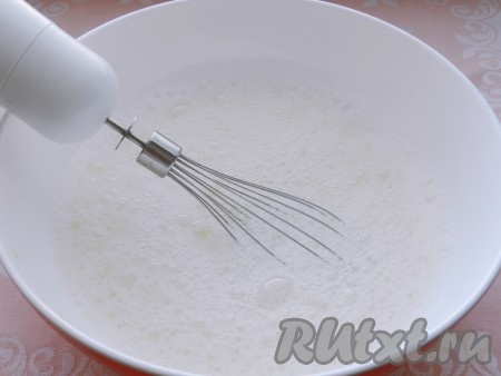 Влить тёплое молоко, снова взбить.