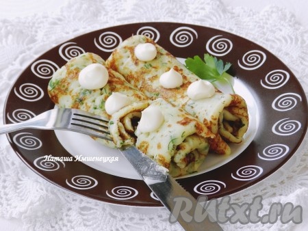 Вкусные, нежные блины, приготовленные с припёком с сыром и зеленью, подать к столу, дополнив сметаной.