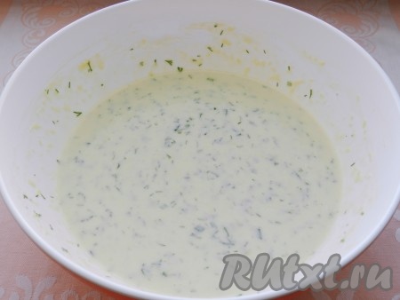 Добавить в блинное тесто сыр, зелень, пропущенный через пресс зубчик чеснока, влить растительное масло, перемешать. Тесто должно получиться в меру густым. Если получится густоватым, можно добавить ещё немного тёплого молока. Сковороду очень хорошо разогреть, перед жаркой первого блина немного смазать растительным маслом, вылить половник теста. Сразу равномерно распределить тесто по сковороде и жарить блин с сыром и зеленью на среднем огне до подрумянивания с двух сторон, затем переложить на тарелку. Периодически перемешивая тесто и смазывая сковороду маслом только в случае необходимости, пожарить все блины.