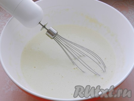 Всыпать разрыхлитель и частями начать всыпать муку, каждый раз перемешивая, чтобы не было комочков. Замесить однородное блинное тесто.