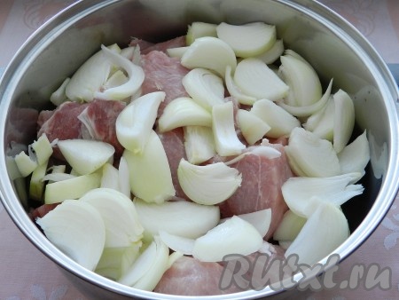 Мясо нарезать (мы обычно режем крупно), лук нарезать произвольно.