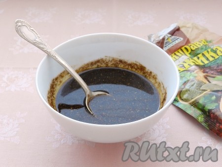 Смешать оливковое масло, бальзамический укус и сухую аджику.