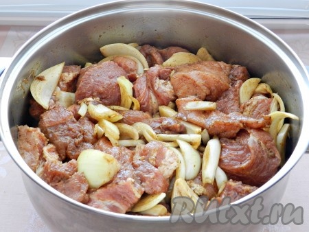 Залить смесью масла и аджики, хорошо перемешать, чтобы каждый кусочек свинины был в маринаде. Оставить на 2 часа мариноваться при комнатной температуре. Можно оставить на ночь, тогда лучше убрать мясо в холодильник.
