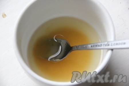 Для приготовления заправки соединить растительное масло, горчицу, лимонный сок, мед и тщательно перемешать. 
