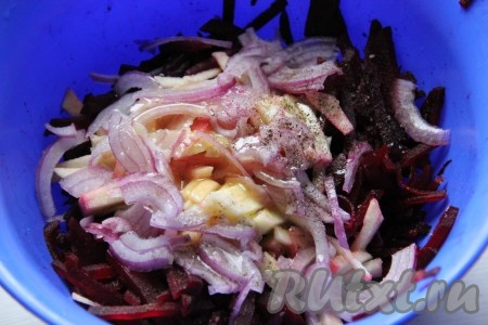 Лук измельчить и добавить к салату. Все поперчить, посолить, полить заправкой.
